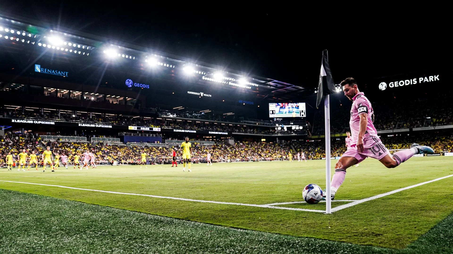 英超足球比赛角球战术执行